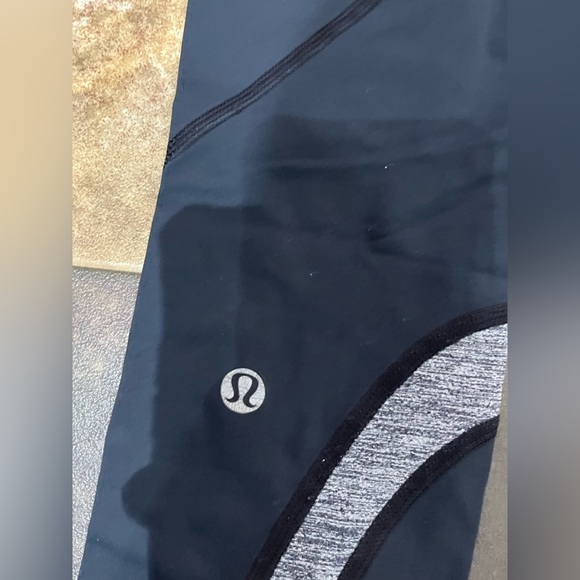 Lululemon. Size 4 - Picture 2 of 3